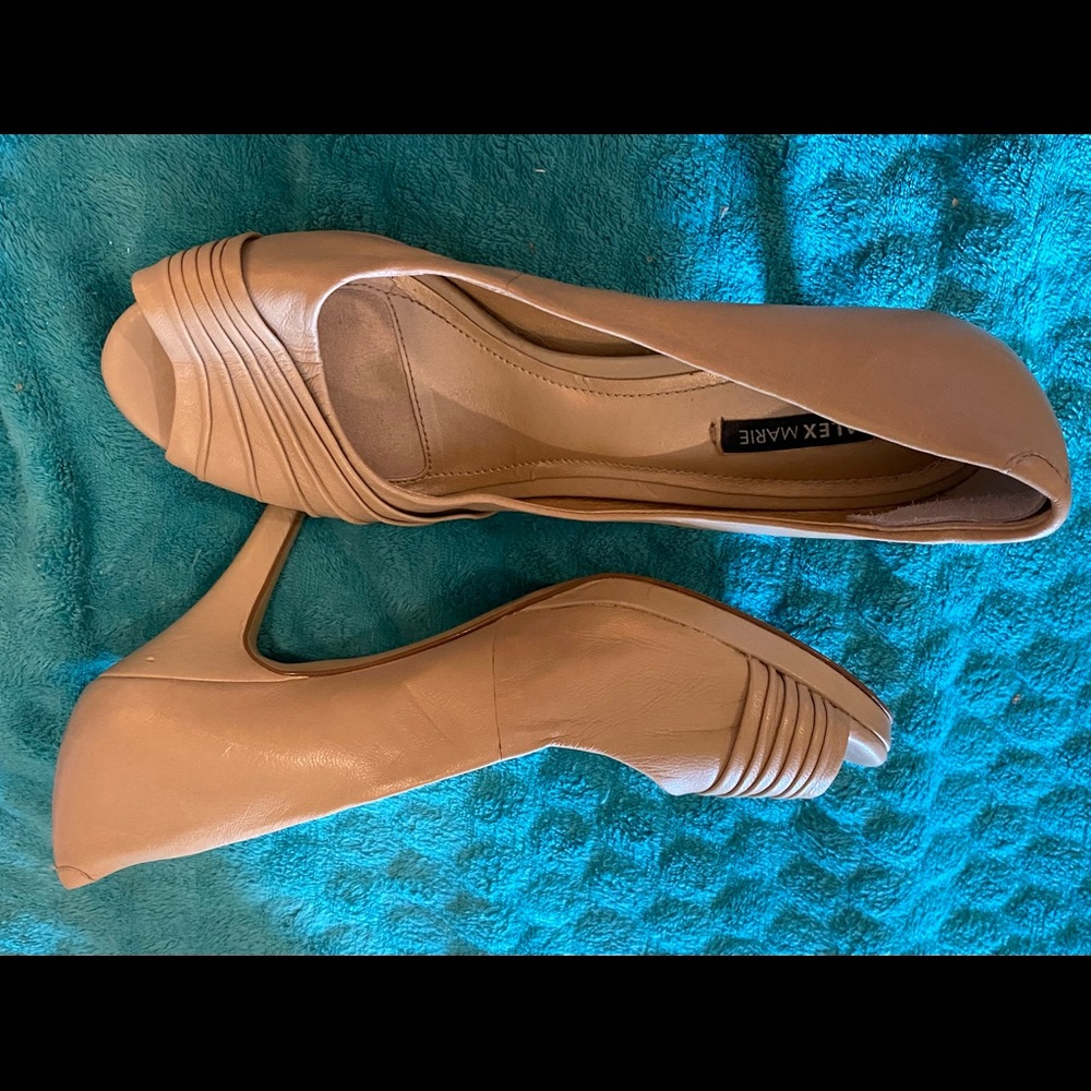 Shoe Brand: Alex Marie, Size 8, Tan/Beige